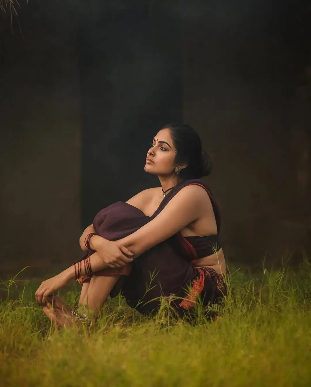 DIVI VADTHYA MESMERIZING LOOKS IN BEAUTIFUL MAROON SAREE 8